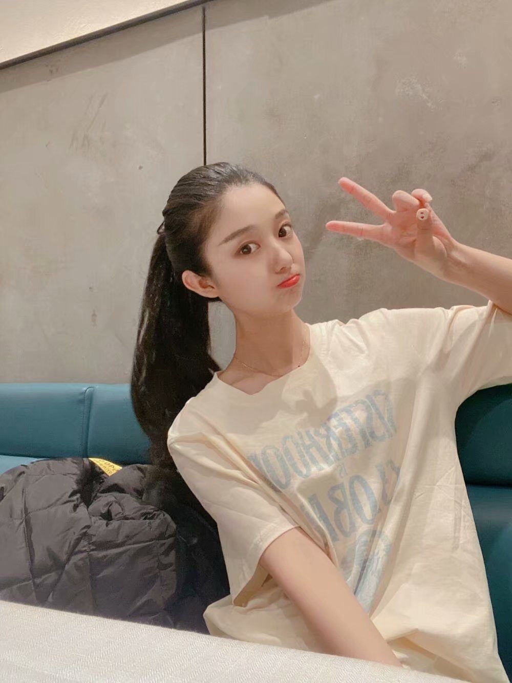 刚兼职的大学生，温柔清纯，颜值非常高