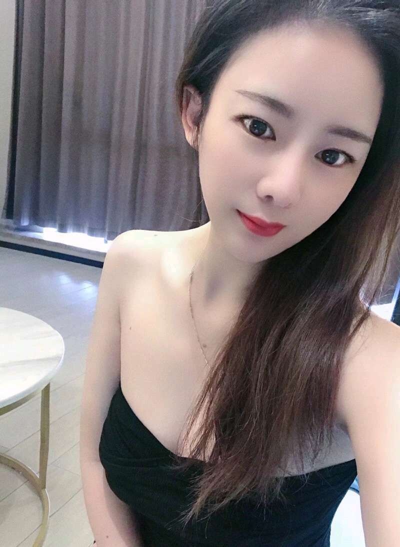 小奶胸的性感妹子，值得约