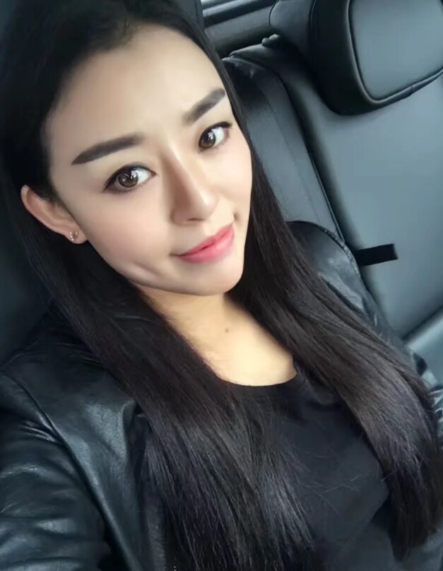 凹凸有致双胸挺立的少妇，让人欲罢不能