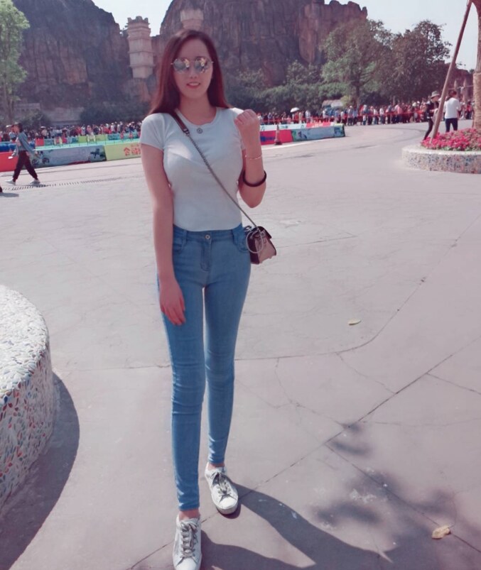 腿型超好看的妹子，性价比极高