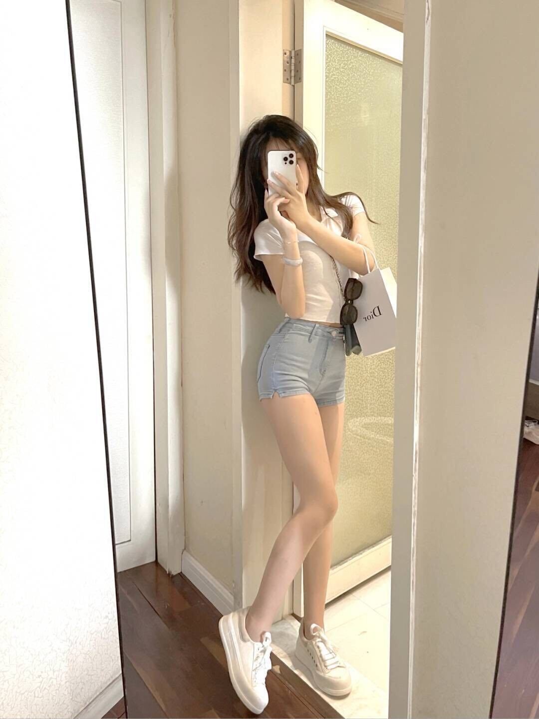 妹妹下面超紧，身材好，大长腿超爽