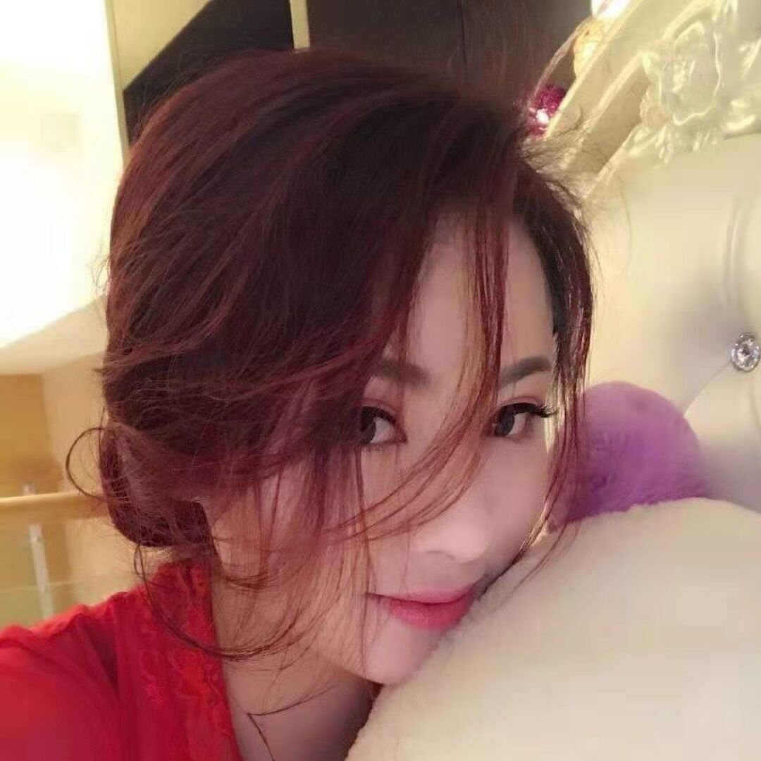 妹子屁股翘有肉感，撞击非常有节奏，舒服