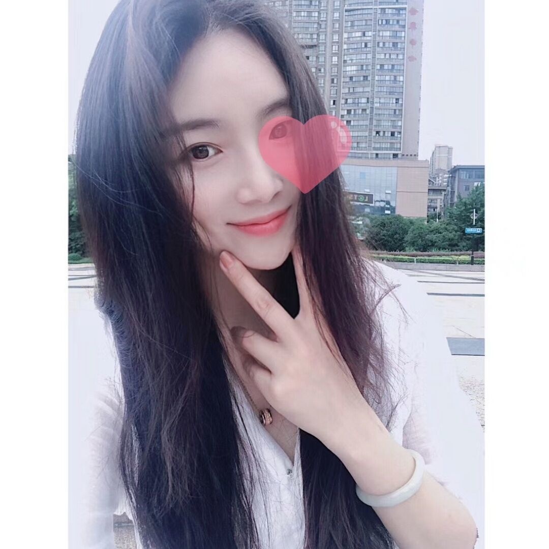 妹子服务态度很配合，制服多
