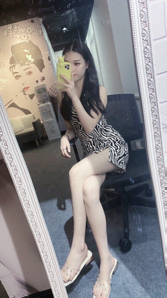 妹子楚楚动人，舌吻69都可以