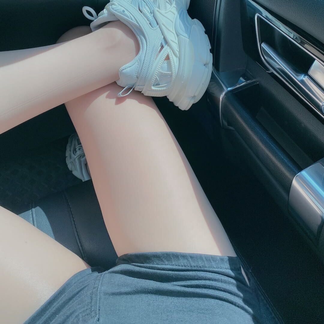 美腿，颜值在线的小姐姐，胸大翘臀