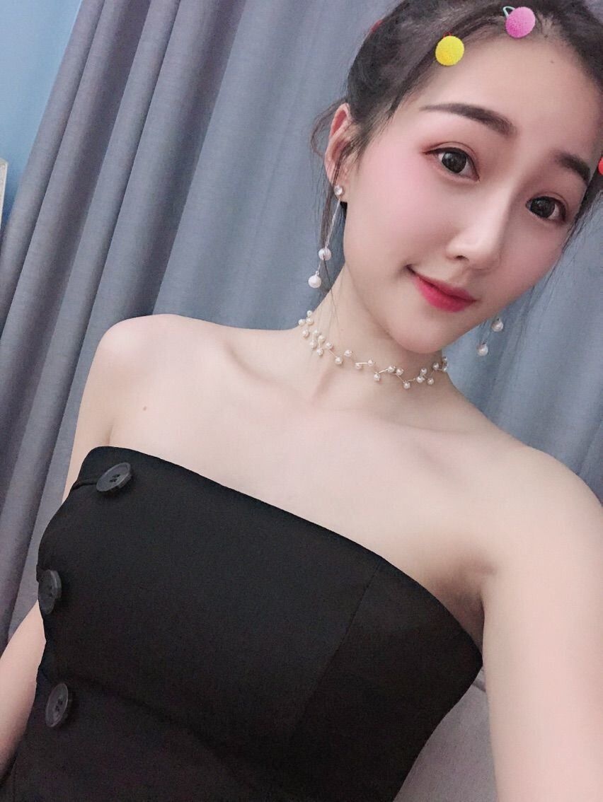 可爱的水嫩无敌妹，舌吻非常舒服