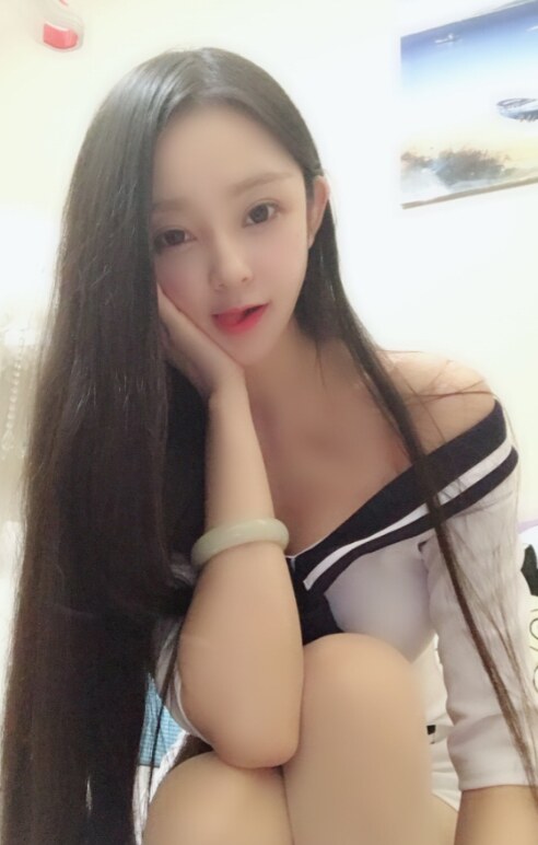 兼职的小姐姐腿长皮肤白
