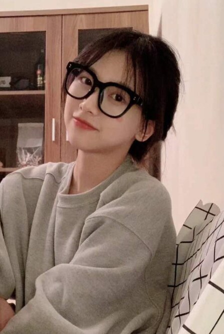 小家碧玉的小姑娘，可爱滑嫩