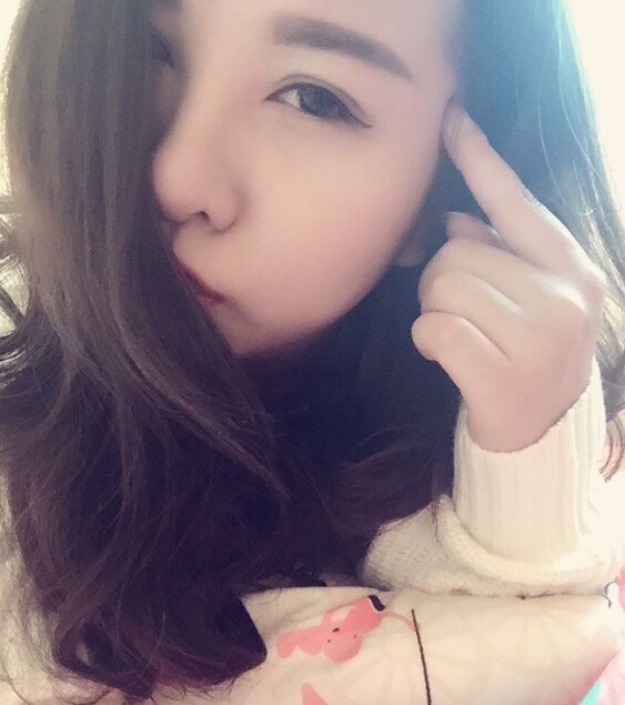 年轻女孩温柔可爱身材好