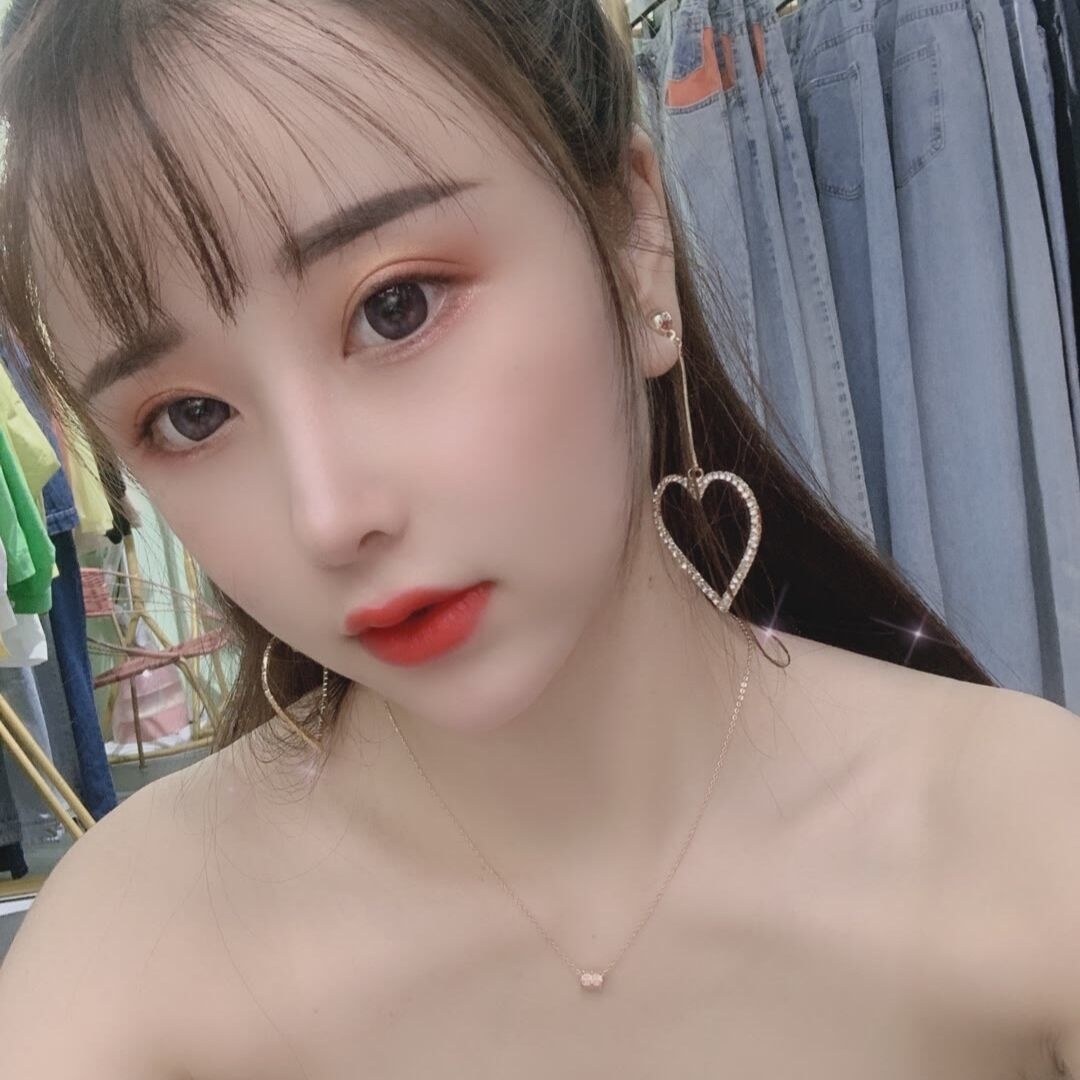搞了个大奶服装妹，深喉非常nice
