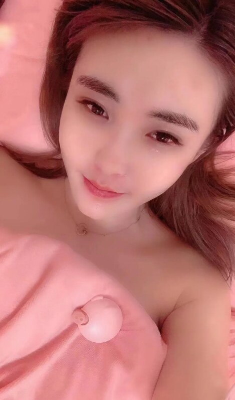 皮肤滑嫩，大胸桃形臀的川妹子