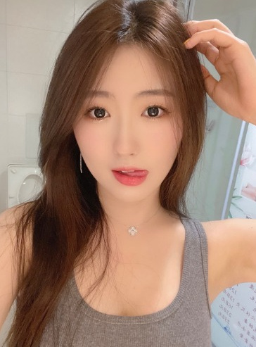 极骚极媚的大眼睛女孩，你想要的姿势她都有！全程主动勾引