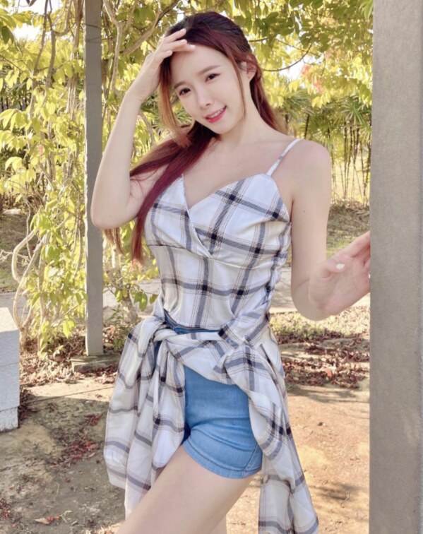 小姐姐叫床声音性感，水也多。值得推荐