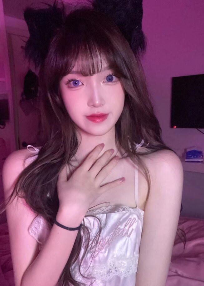 大胸辣妹子，年轻粉嫩嫩的