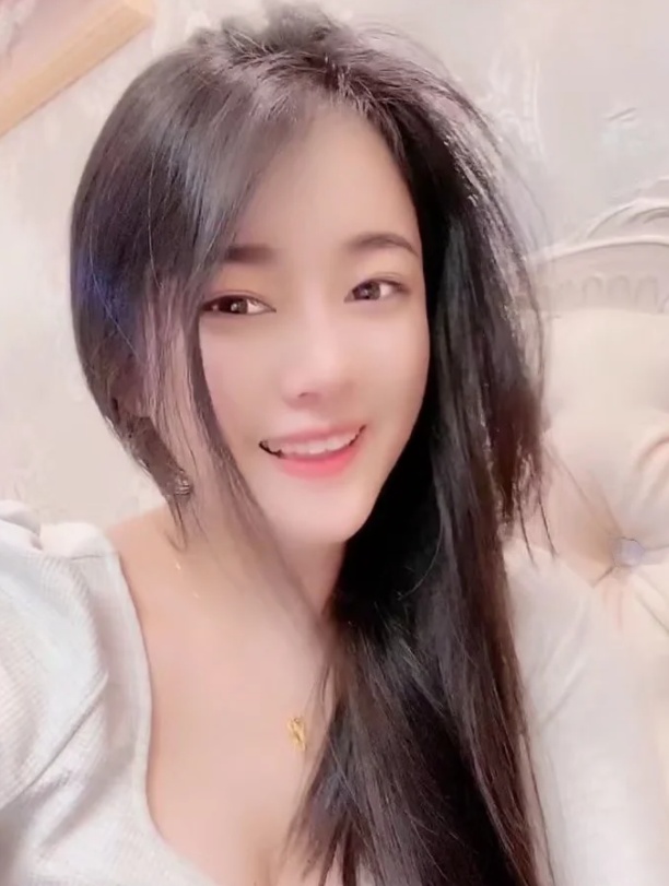 白嫩清纯新鲜小妞，小嘴特别软