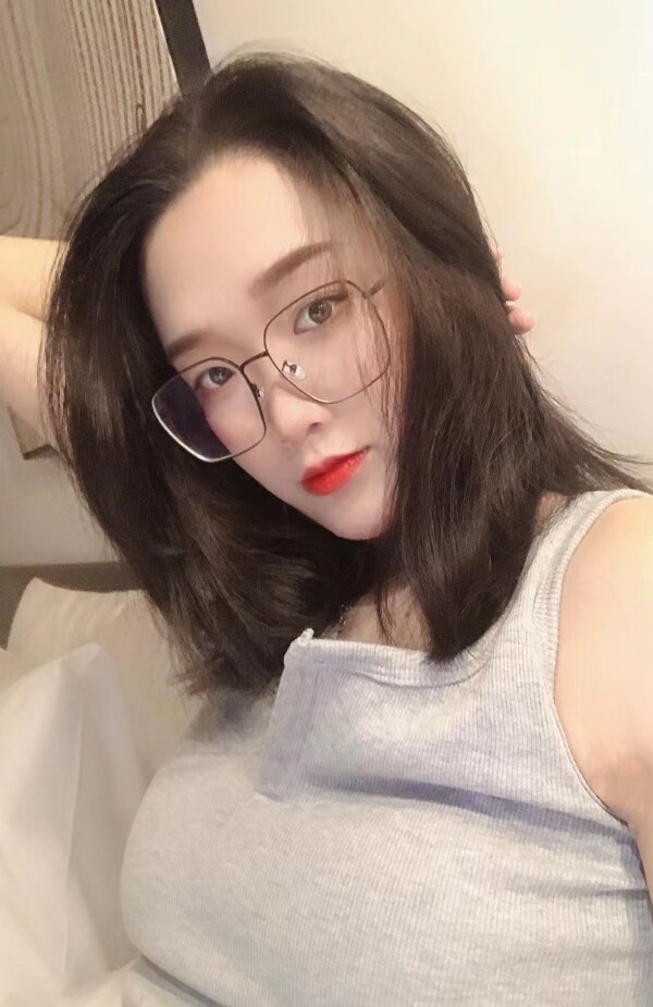 性价比超高的极品美女，真是漂亮，太有诱惑力了