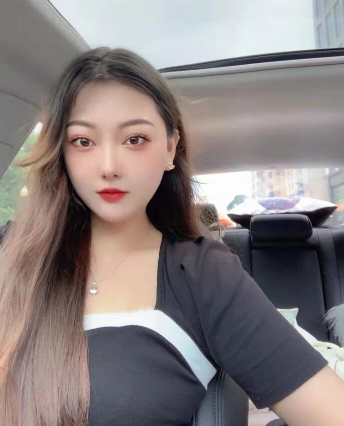 软白嫩c杯小妞儿，颜值胸器美腿样样有，非常棒