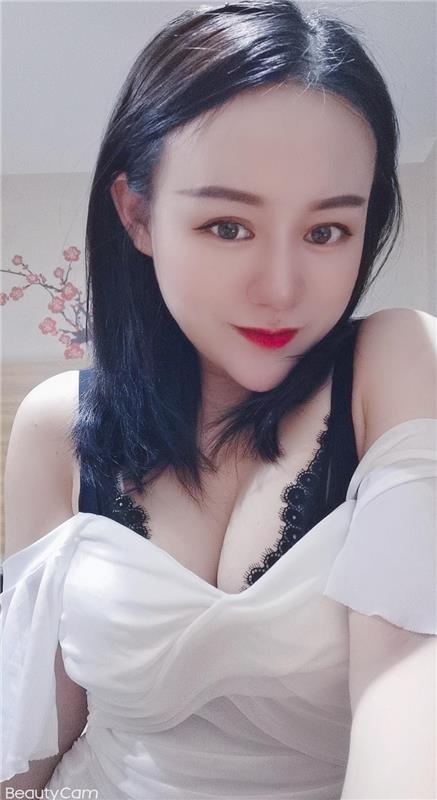 脸蛋精致的小辣妹，可爱大胸，热情认真