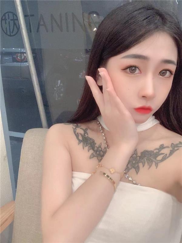 娇小性感的纹身小辣妹，声音好听很水嫩