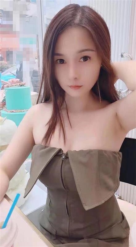 水嫩妹子，口活技术相当不错，有节奏感