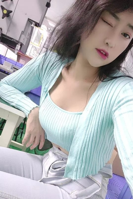 热情态度不错的娇小妹子，非常可爱