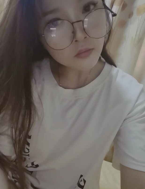 童颜兼职妹子，颜值不错就是胸小