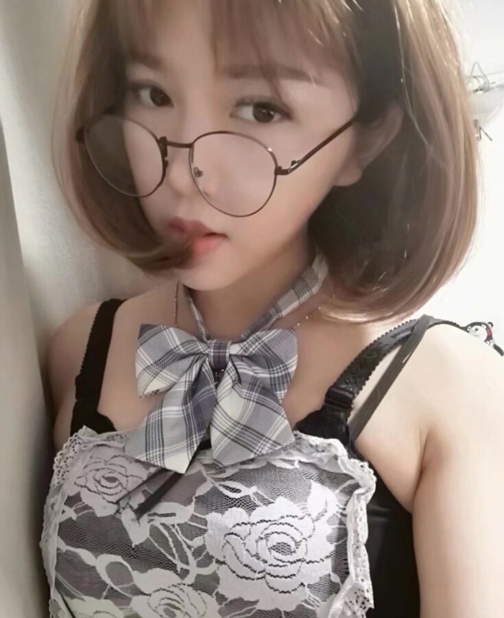 长的不错，细腿，美脚，高跟配肉色丝袜，爽
