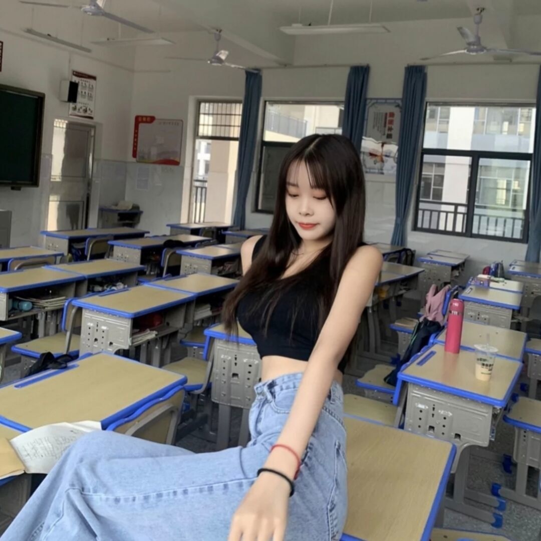 高挑学生妹，白嫩漂亮，身材好
