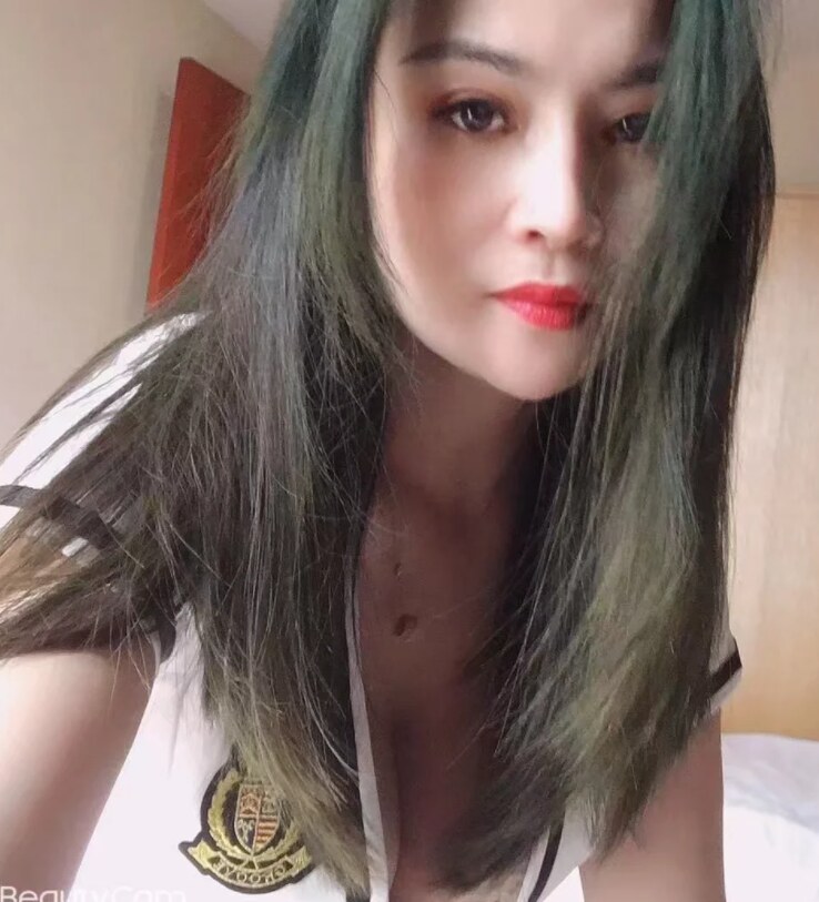 还不错的兼职熟女，姿势随便摆