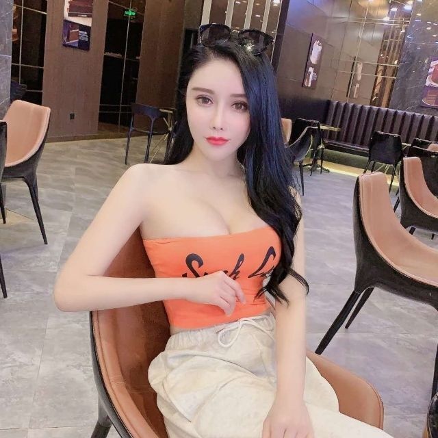 亲身体验36D大胸美女，身材真是太棒了