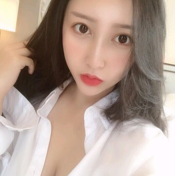 小姐姐身材高挑，胸部坚挺，大长腿