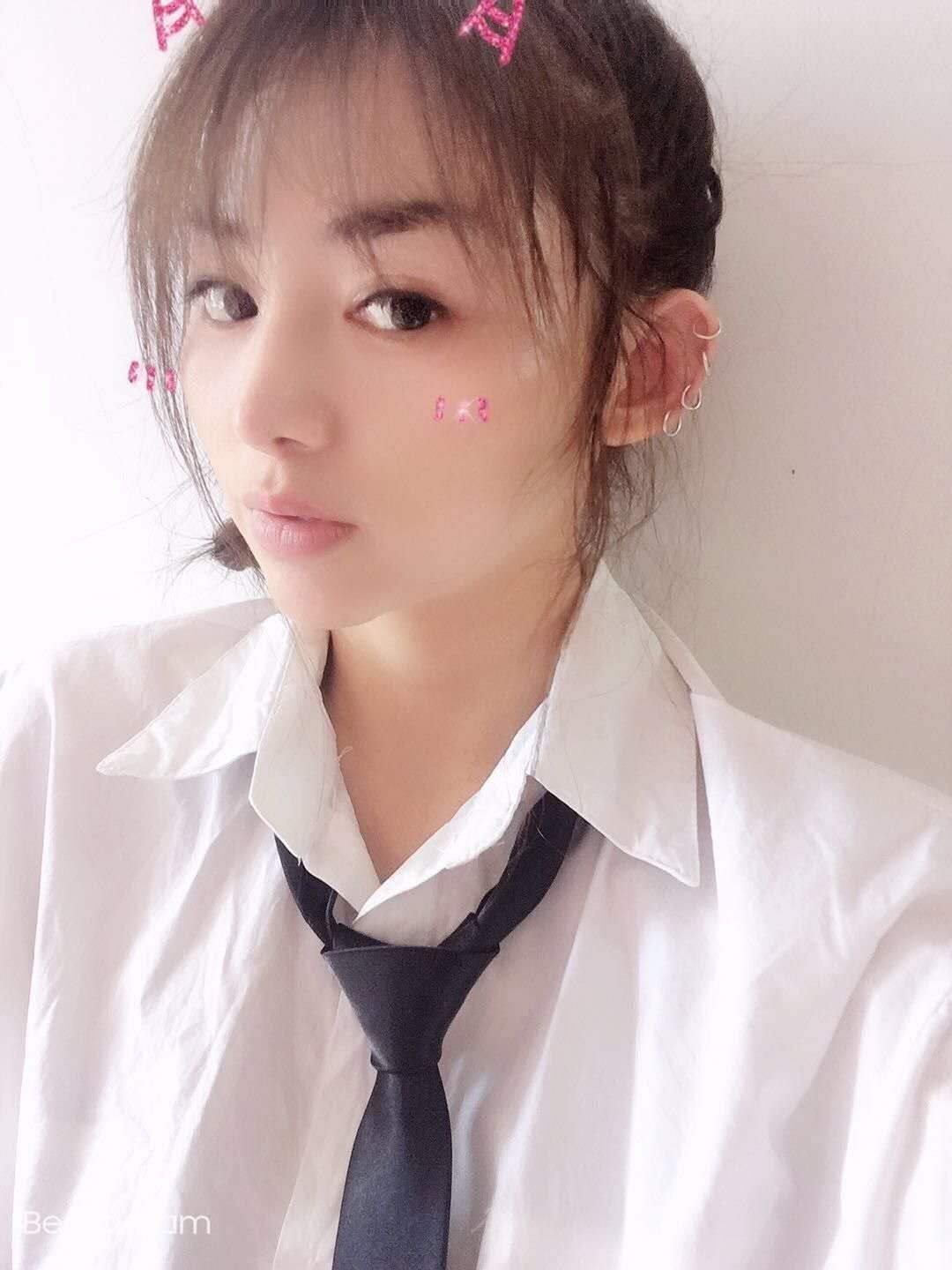 吹拉弹唱样样精通的，漂亮兼职嫩妹
