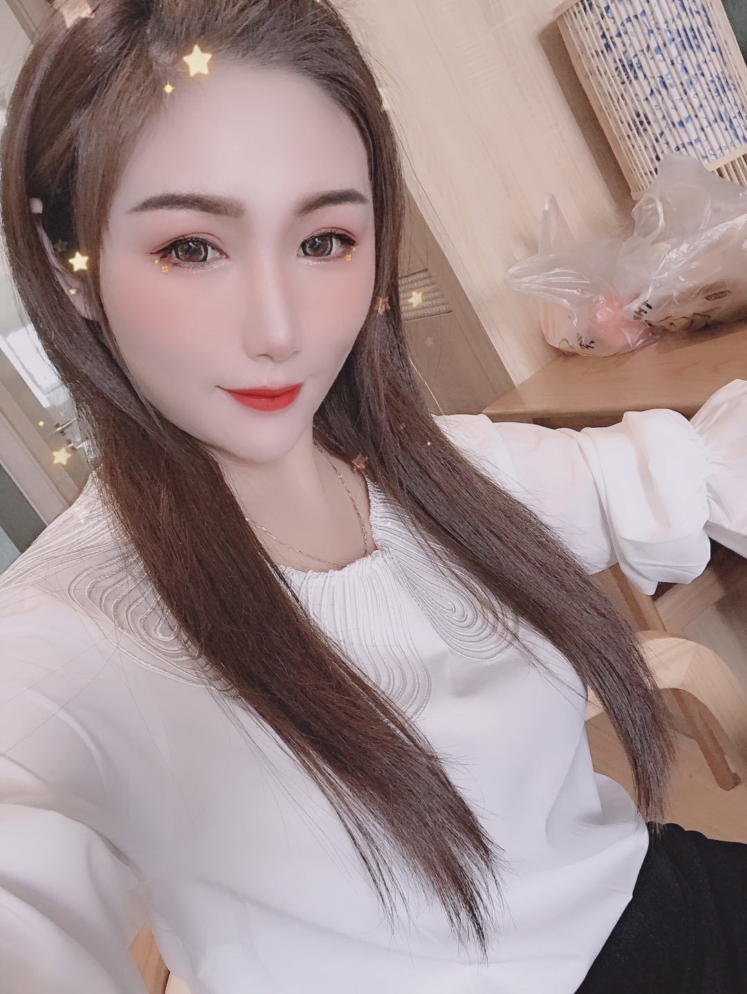 颜值服务都不错的轻熟女，身材很诱人