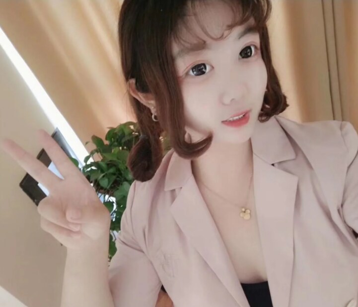 微胖小妹妹，水嫩白皙，肉嘟嘟的很可爱