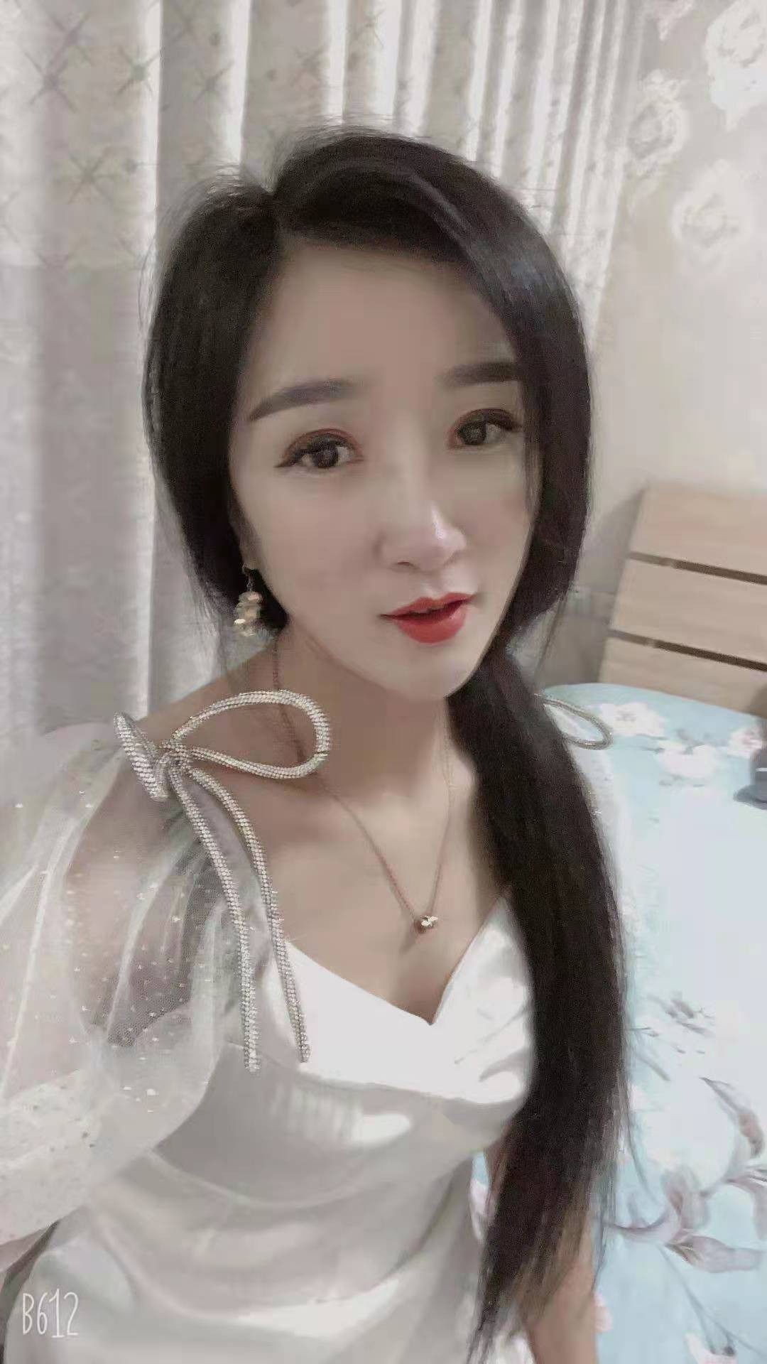 一字马美女，服务超爽