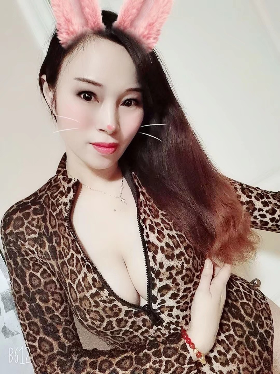 态度非常好的轻熟女，身材性感诱人