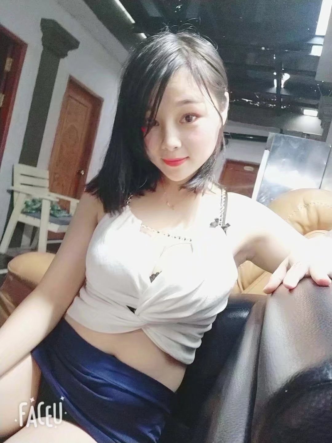 长得很邻家的小妹妹， 给你女友般的感觉