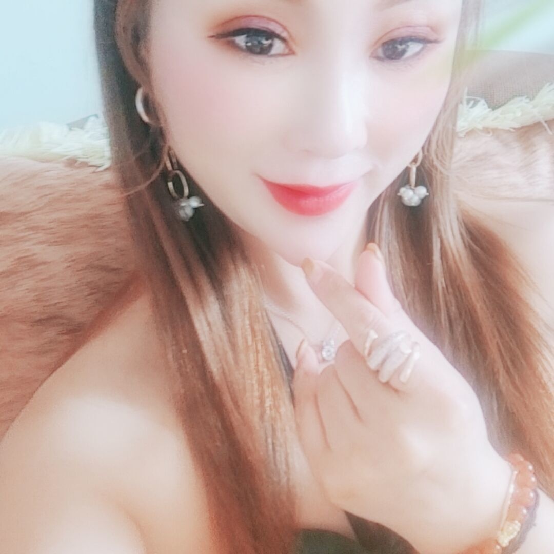 妹子挺紧可以抱着啪啪
