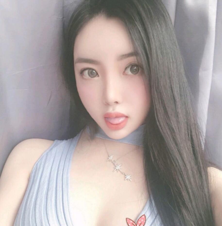 乖巧听话的性感妹子，跟女朋友做的感觉