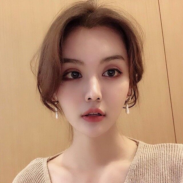 颜值高的轻熟女，喜欢的自己体验