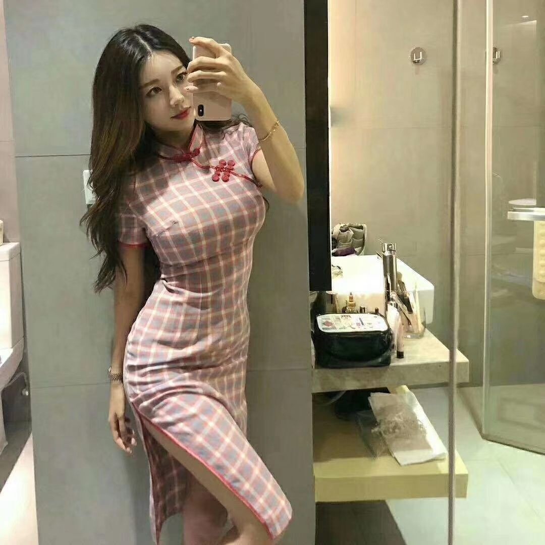 身材超赞的极品美女，真是波涛胸涌啊