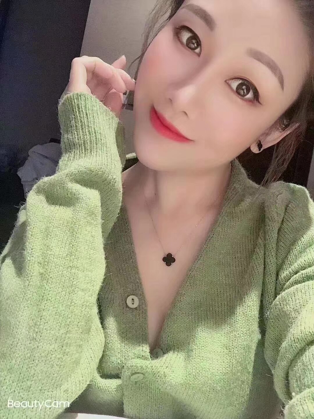 还挺好看的娇小妹子，很健谈随和