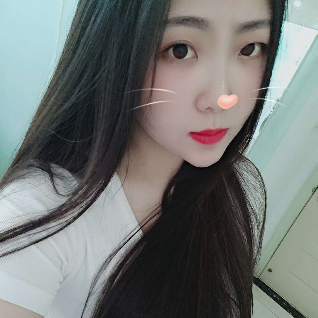 长得不错的软萌妹子，胸大有个性
