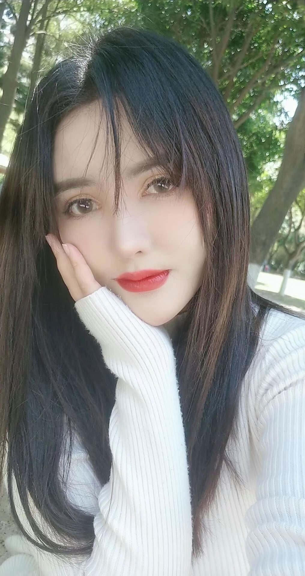 楚楚动人的漂亮妹子，温柔可爱