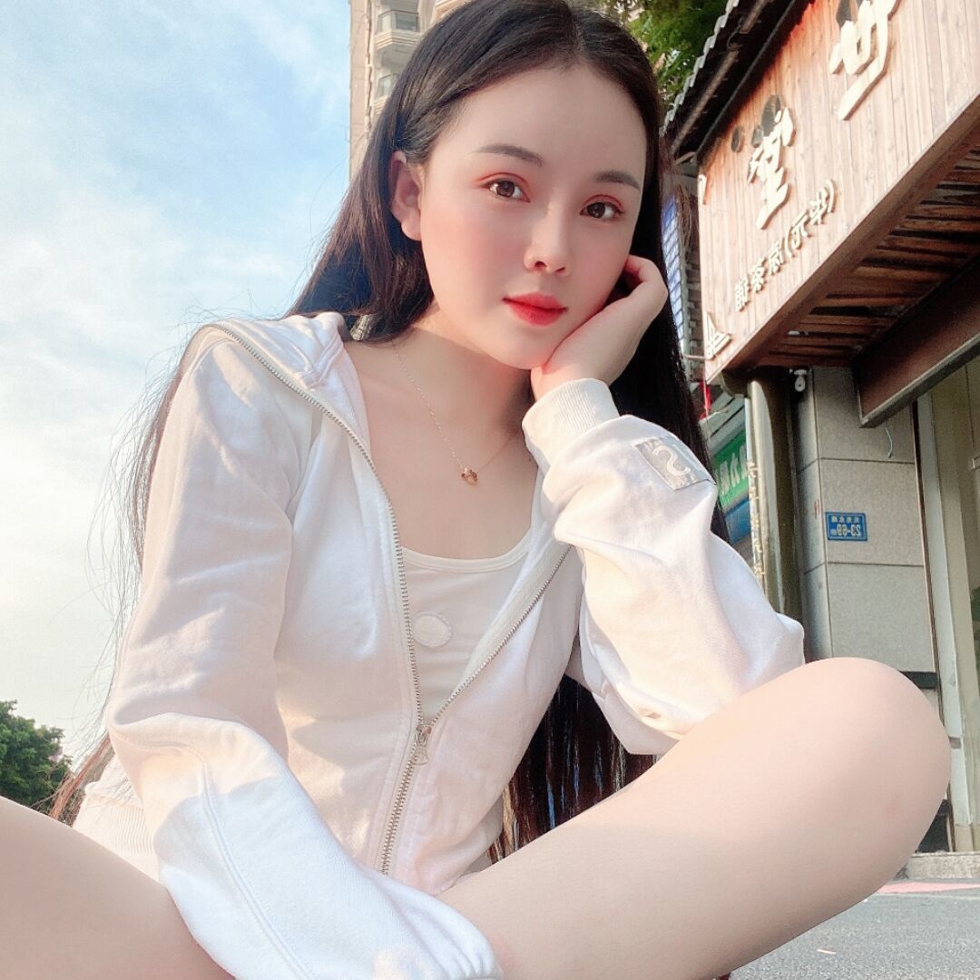 白嫩的美少女，性感火辣，肤白貌美