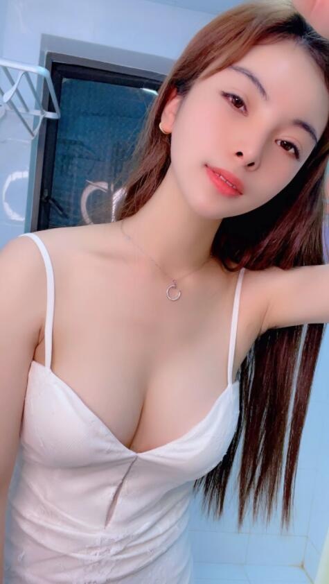 妹子身材不错，有各种制服可选，长腿