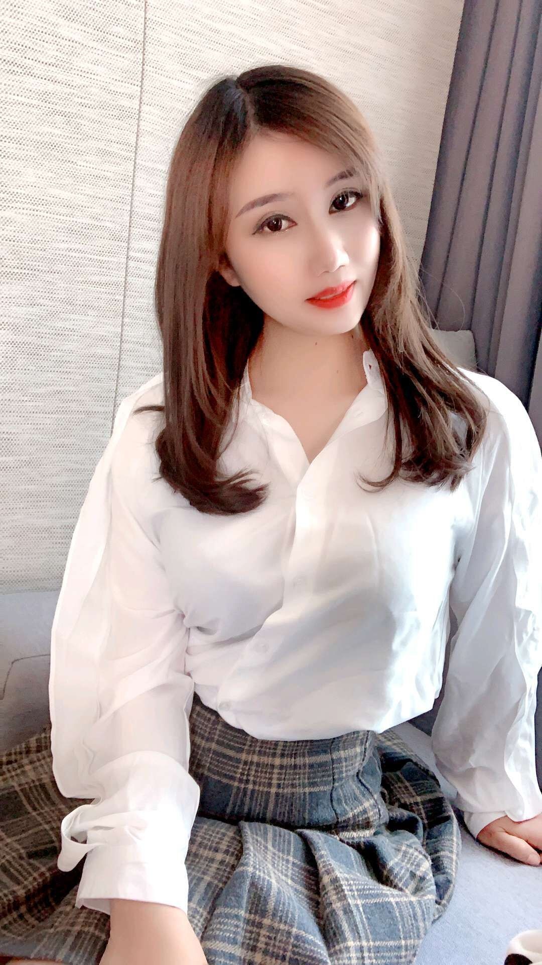 小姐姐身材比较肉，胸大且挺，xt很舒服