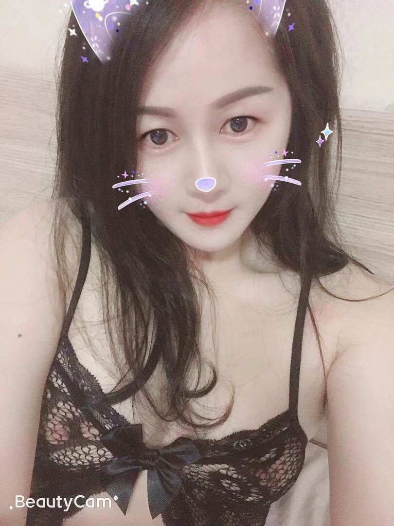 漂亮的大奶妹子，胸推特别舒服
