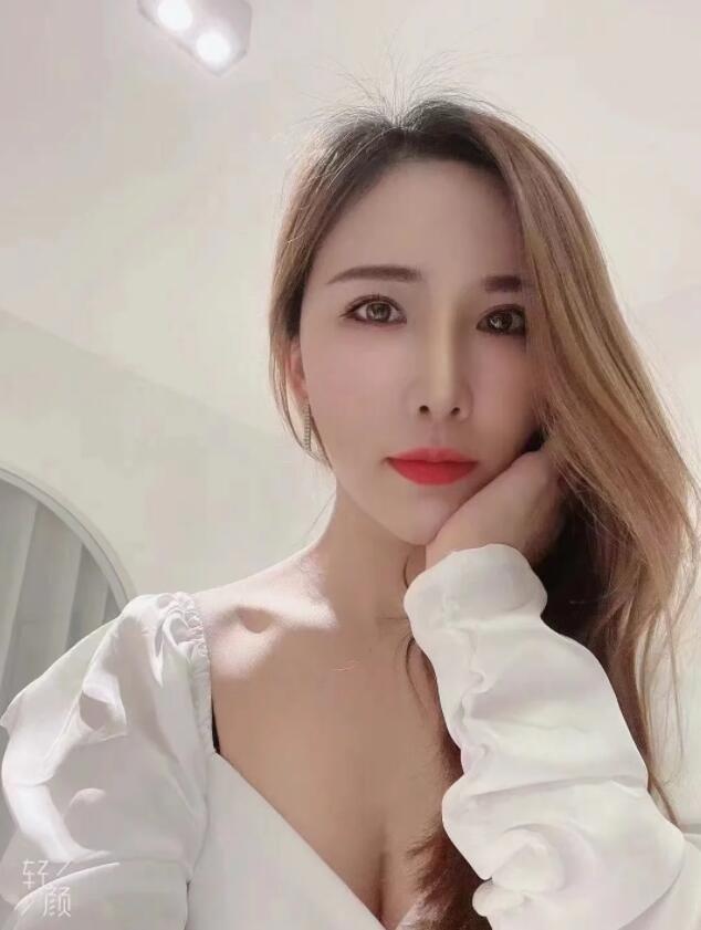 口的很舒服，下面水多，很紧