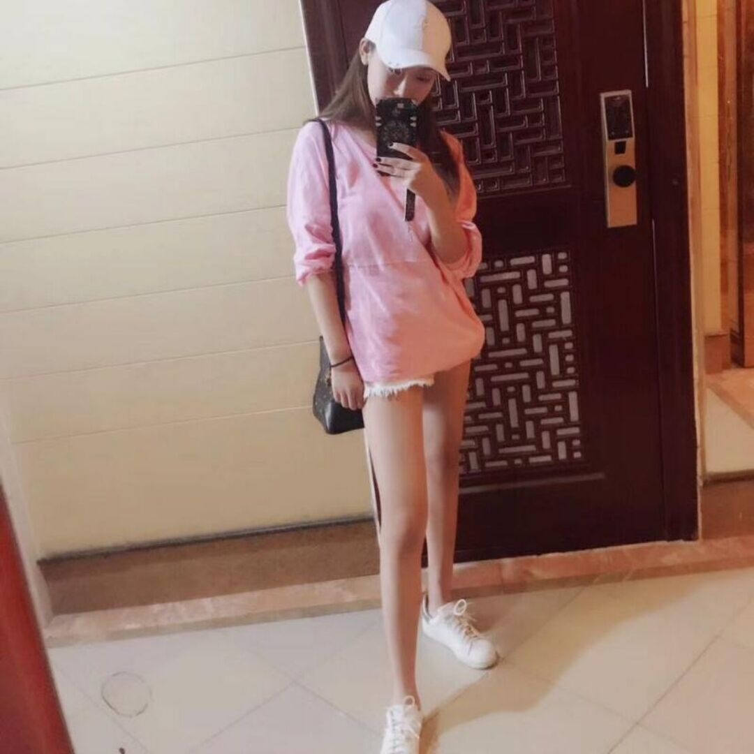 白嫩青涩的年轻小姐姐，有待调教